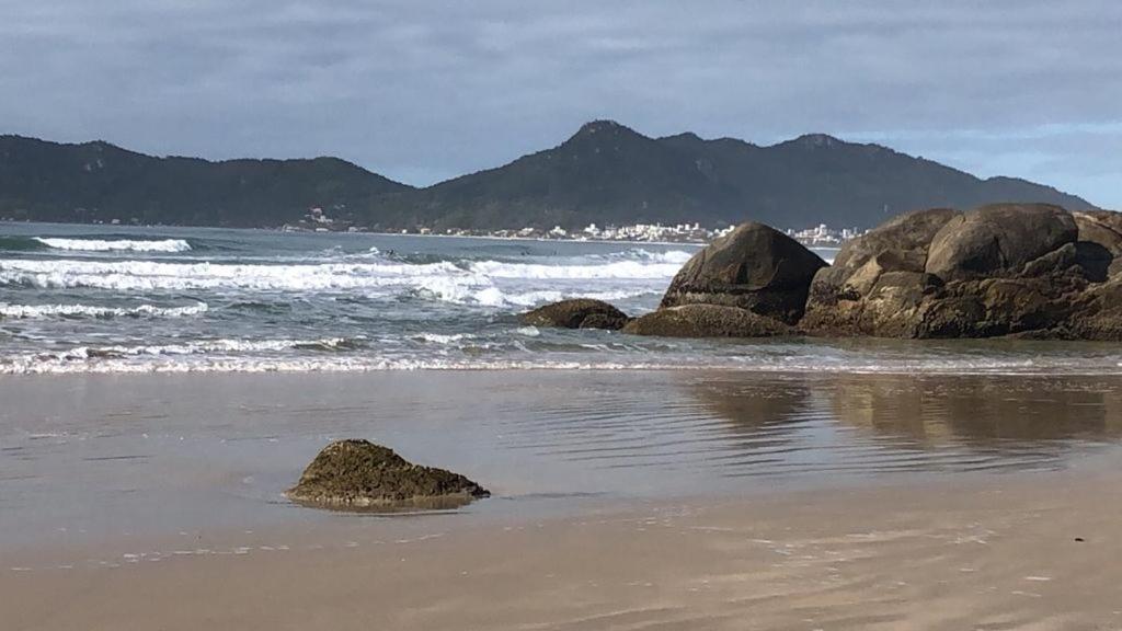 Casas Para Locacao Em Бомбиньяс Экстерьер фото