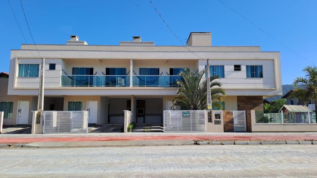 Casas Para Locacao Em Бомбиньяс Экстерьер фото